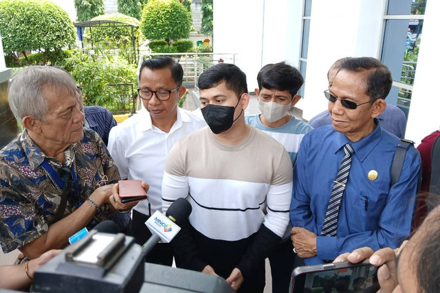 Adik Yudha Arfandi (tengah) di PN Jakarta Timur, Senin (9/9/2024). Foto: Vincentius Mario/kumparan