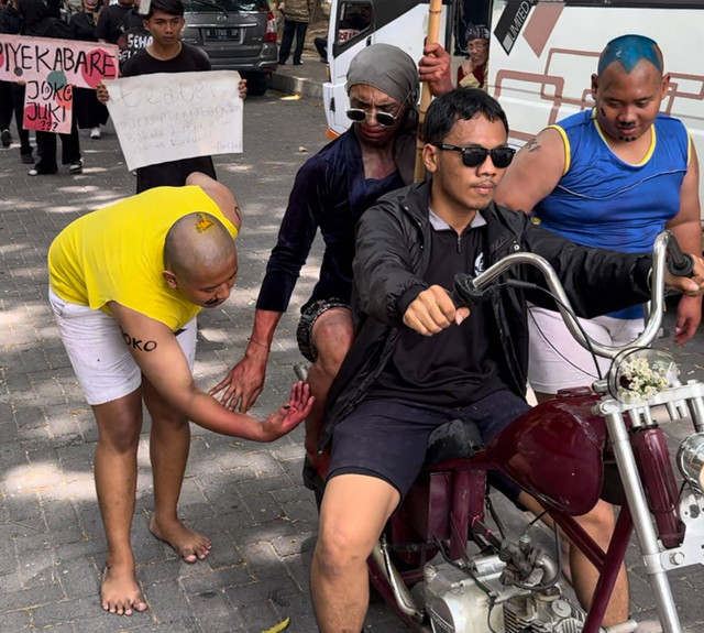 Aksi teatrikal mahasiswa Jurusan Teater ISI Yogya. Foto: Pandangan Jogja