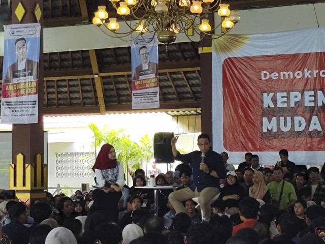 Anies Baswedan menjadi pembicara di acara diskusi bertajuk Demokrasi Dalam Genggaman Kepemimpinan Anak Muda di Era Digital di pendopo Wisma UGM, Senin (9/8/2024). Foto: Arfiansyah Panji Purnandaru/kumparan