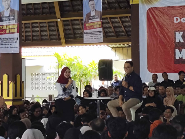 Anies Baswedan menjadi pembicara di acara diskusi bertajuk Demokrasi Dalam Genggaman Kepemimpinan Anak Muda di Era Digital di pendopo Wisma UGM, Senin (9/8/2024). Foto: Arfiansyah Panji Purnandaru/kumparan