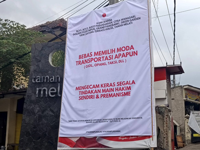 Spanduk pernyataan tentang bebas memilih moda transportasi di sejumlah titik di kawasan Pasir Impun, Bandung, Senin (9/9/2024). Foto: Robby Bounceu/kumparan