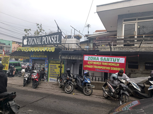 Suasana pangkalan Ojek Pasir Impun, Kota Bandung,  Senin (9/9/2024). Foto: Robby Bounceu/kumparan