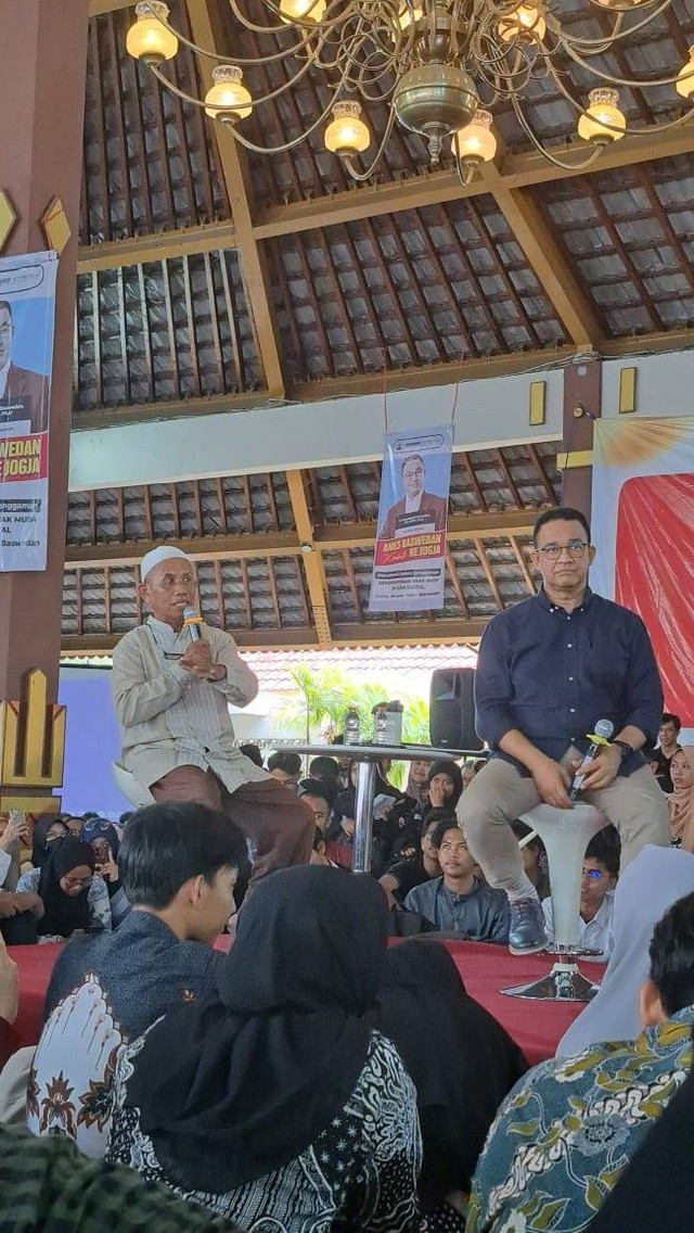 Diskusi Anis Baswedan bersama masyarakat umum yang hadir di kagama UGM, Foto : Dani Egison