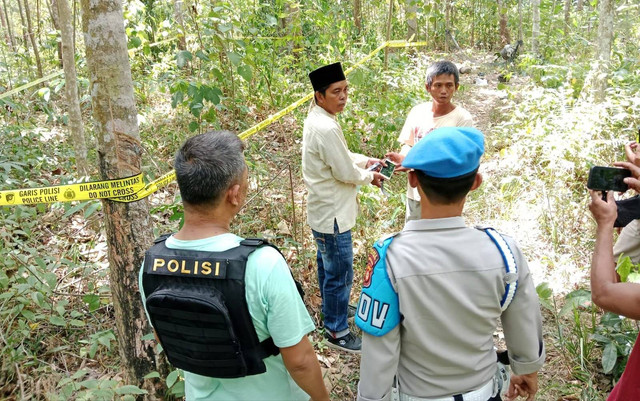 Polisi bersama suami korban saat melakukan olah TKP. (ist)