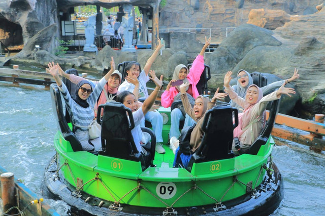 Vana, member teman kumparan Healing, dan teman-teman di Wahana Arung Jeram, Dufan. Foto: dok istimewa