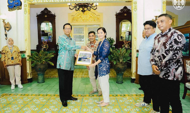 Manajemen dan para staf pelatih PSIM Yogyakarta saat temui Gubernur DIY, Sri Sultan Hamengku Buwono X, Senin (9/9/2024). Foto: M Wulan/Tugu Jogja