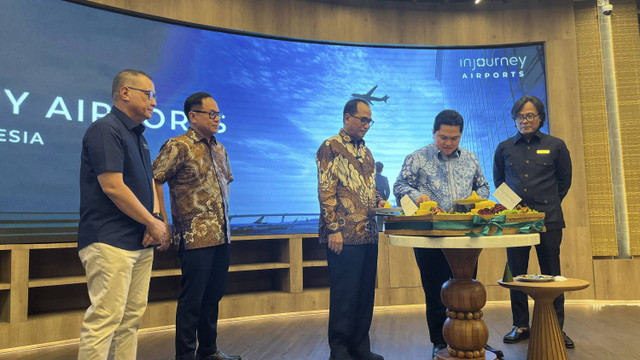 Menteri Perhubungan Budi Karya Sumadi dan Menteri BUMN Erick Thohir menghadiri peresmian merger Angkasa Pura 1 dan 2 menjadi InJourney Airports, Senin (9/9/2024). Foto:  Fariza/kumparan