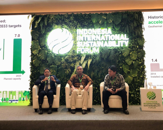 Direktur Utama Pertamina Geothermal Energy, Julfi Hadi (kiri) saat menjadi pembicara pada ajang Indonesia International Sustainability Forum (ISF) 2024, Kamis (5/9). Foto: Dok. Pertamina