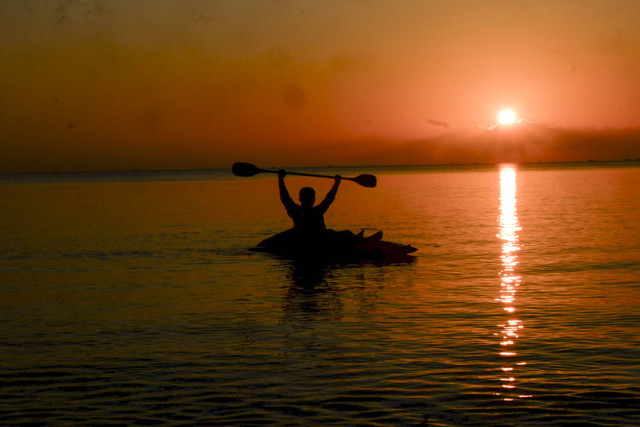 Menikmati sunset di tanah Selayar. Foto: M Lutfan Darmawan/kumparan