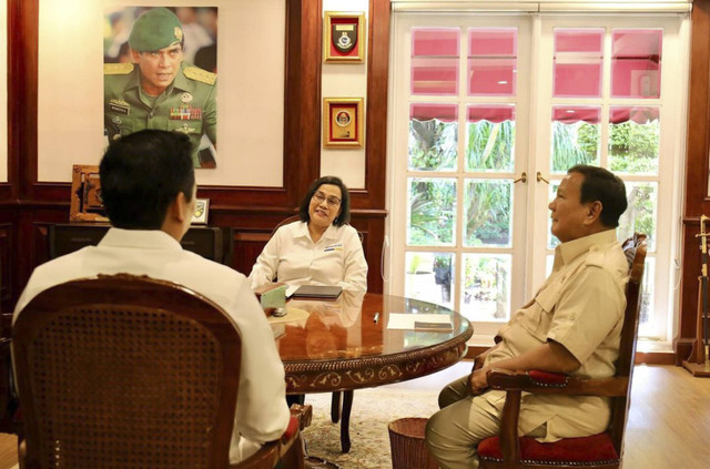 Menteri Keuangan Sri Mulyani bersama Wamenkeu Thomas Djiwandono bertemu dengan Presiden Terpilih Prabowo Subianto, Senin (9/9/2024). Foto: Isntagram/ @smindrawati