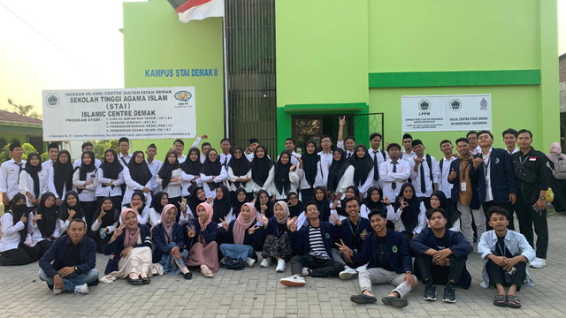 Foto Bersama Mahasiswa Baru dan Seluruh Panitia PBAK 2024/Dok. pribadi