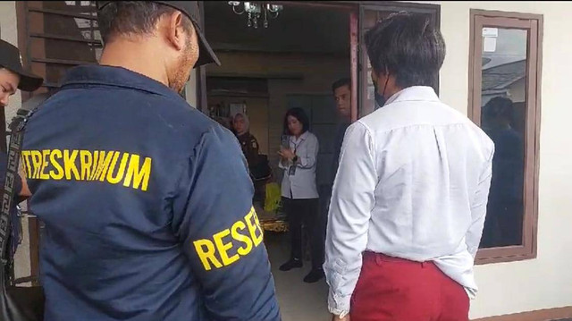 Satu di antara adengan rekonstruksi, saat Nizam pulang sekolah dengan pakaian seragam yang berantakan sehingga memicu kemarahan pelaku. Foto: Dok. Istimewa