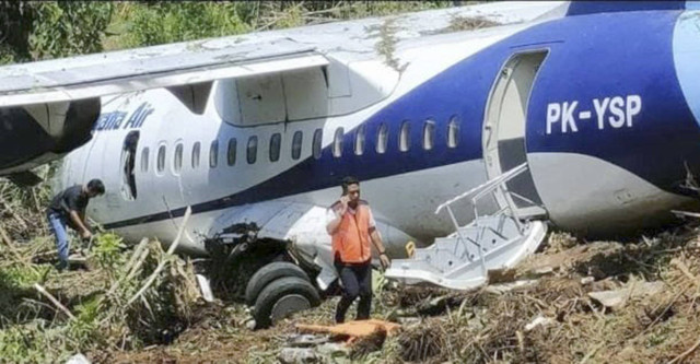 Petugas memeriksa pesawat Trigana Air PK YSP ATR 42-500 yang tergelincir di Bandara Stevanus Rumbewas Kamanap, Kabupaten Yapen, Papua, Senin (9/9/2024). Foto: Fadli Nasrullah/YU/ANTARA FOTO