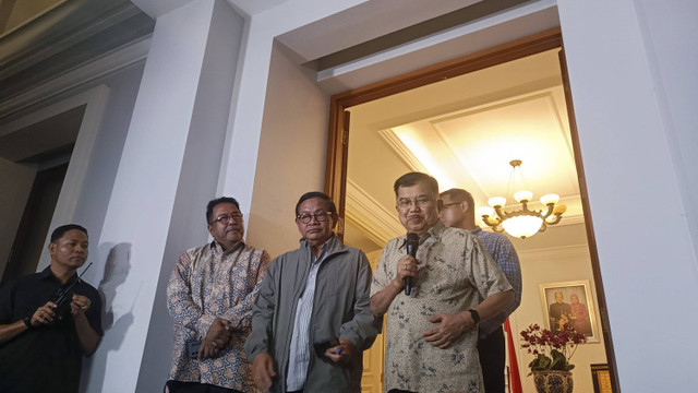 Pramono-Rano usai bertemu JK di rumahnya yang berada di Brawijaya Raya No.6, Jaksel, Senin (9/9/2024). Foto: Thomas Bosco/kumparan