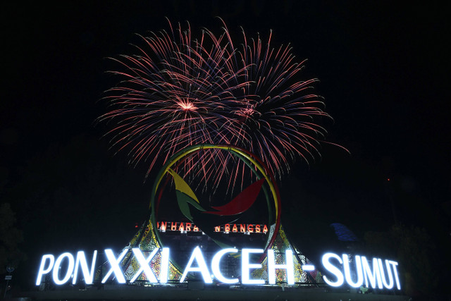 Suasana pesta kembang api pembukaan PON XXI Aceh-Sumut 2024 di Stadion Harapan Bangsa, Banda Aceh, Aceh, Senin (9/9/2024). Foto: Arnas Padda/ANTARA FOTO