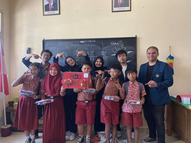 Potret Tim KKN UB Jantra 81 bersama kelompok siswa-siswi kelas 5 SDN 2 Ampelgading dengan hasil kerajinan pojok baca terbaik. Foto: Dokumentasi pribadi.