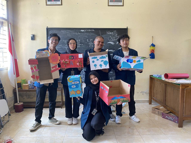 Tim KKN UB Jantra 81 berfoto bersama hasil karya kerajinan pojok baca dari siswa-siswi kelas 5 SDN 2 Ampelgading. Foto: Dokumentasi pribadi.