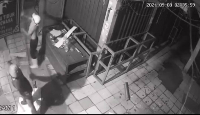 Rekaman video cctv saat dua orang diduga melakukan pengerusakan di Pasar 16 Ilir Palembang, Foto : Ist