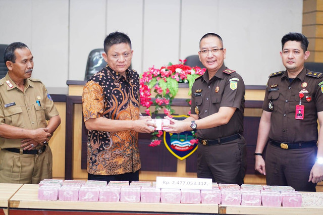 Kejari OKU Timur saat mengembalikan dana sitaan korupsi ke Pemkab OKU Timur, Foto : Ist