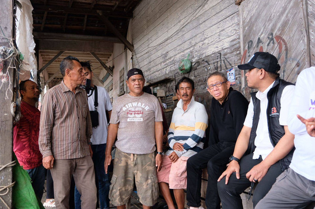 Calon Gubernur Kalbar Sutarmidji tampak sedang berbincang dengan nelayan di Desa Pemangkat Kota, Kecamatan Pemangkat, Kabupaten Sambas. Foto: Dok. Istimewa