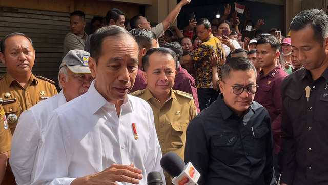 Presiden Joko Widodo meninjau Pasar Deli Mas, Kabupaten Deli Serdang, Sumut, pada Selasa (10/9/2024). Foto: Dok. Istimewa