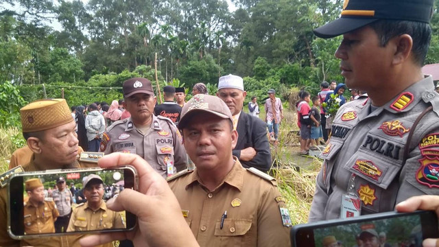 Wali Nagari Guguak Ahmad Yuni Kamil saat hadiri pemakaman Nia Kurnia Sari di Padang Pariaman, Senin (9/9/2024). Foto: kumparan