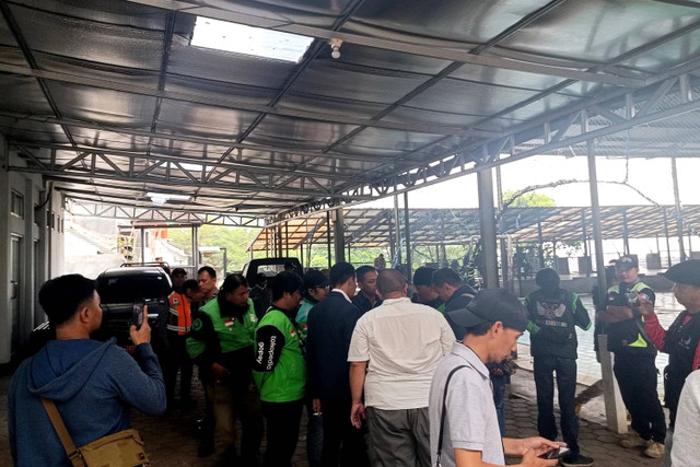 Suasana kantor Kecamatan Mandalajati, Kota Bandung, jelang mediasi lanjutan antara pihak ojek online (ojol) dan ojek pangkalan (opang) di Pasir Impun, Selasa (10/9/2024). Foto: Robby Bouceu/kumparan