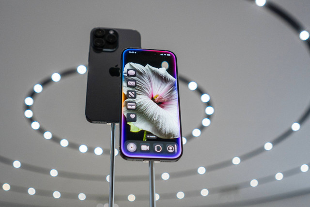 iPhone 16 Pro dipamerkan setelah acara "It's Glowtime" Apple di Cupertino, California, Senin (9/9/2024). Foto: Nic Coury / AFP