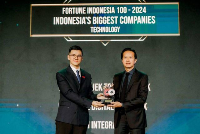 Eric Winarta selaku Chief Corporate Secretary & Investor Relations Blibli menerima penghargaan Fortune 100 sebagai salah satu Indonesia's Biggest Companies di bidang technology. Foto: Dok. Istimewa