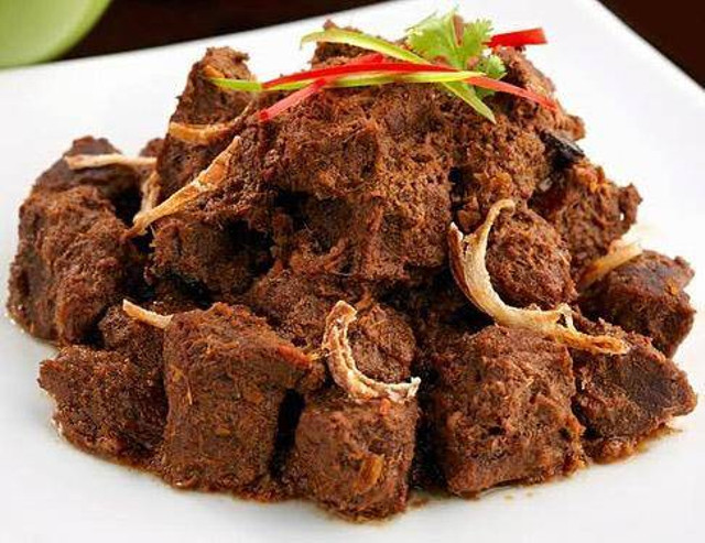 Rendang Melayu. Bakal Calon Gubernur Kalbar, Sutarmidji membagikan kisahnya saat berkunjung ke Sambas dan mendapat hidangan Rendang Melayu. Foto: Dok. Instagram @bang.midji