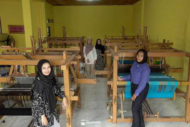 Para penenun di Rumah Tenun Pulau Payung, Riau saat memproduksi kain tenun bersama-sama, pada 29 Mei 2024. Foto: Faiz Zulfikar/kumparan