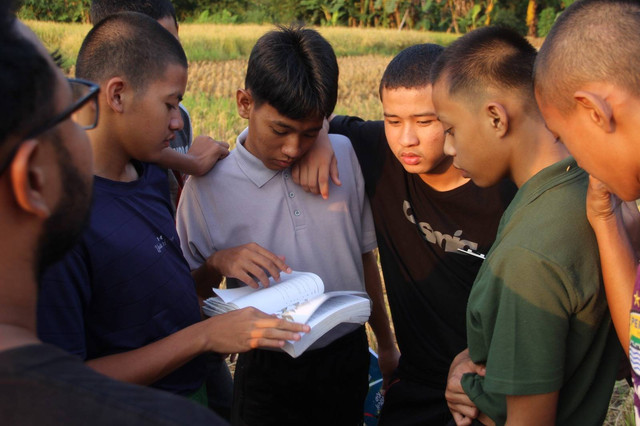 Siswa Pondok Pesantren Darussalam Tasikmalaya tengah melakukan kegiatan pengamatan keanekaragaman hayati di sekitar pesantren. Kegiatan ini merupakan bagian dari mata pelajaran Biologi dan Lingkungan dan bertujuan untuk memberikan pengalaman langsung berinteraksi dengan satwa di habitatnya. Foto oleh Muhammad Syarifullah