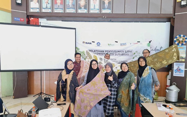 Tim Pengabdi UMSurabaya bersama Pengurus Ecoprint M-Six Melakukan Pelatihan Sertifikasi Halal