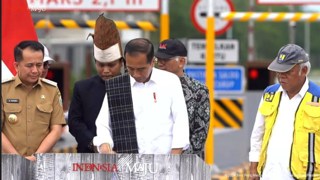 Presiden Joko Widodo didampingi Menteri PUPR Basuki Hadimuljono menandatangani peresmian ruas jalan tol di Sumatera Utara, Selasa (10/9/2024).  Foto: YouTube/Sekretariat Presiden