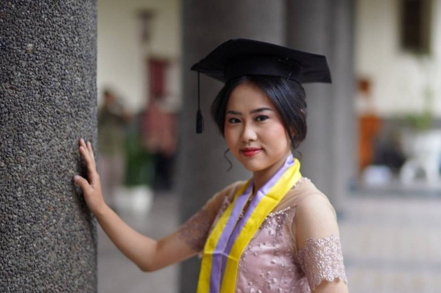 Mahasiswa prodi Kedokteran Hewan Fakultas Kedokteran Hewan Universitas Gadjah Mada (UGM) Mia Yunita lulus di usia 20 tahun. Foto: UGM