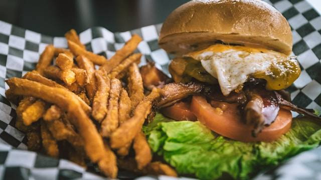 Dan's Burgers Jakarta, foto hanya ilustrasi, bukan tempat sebenarnya: Unsplash/Taylor Harding