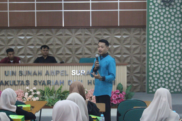 Foto: Nazhif Ali Murtadho memberikan pemahaman kondisi Hukum dan Demokrasi Indonesia. (Sumber Foto: Dok. Pribadi)