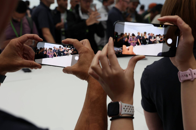 iPhone 16 yang dipamerkan setelah acara "It's Glowtime" Apple di Cupertino, California, Senin (9/9/2024). Foto: Juliana Yamada/AP PHOTO