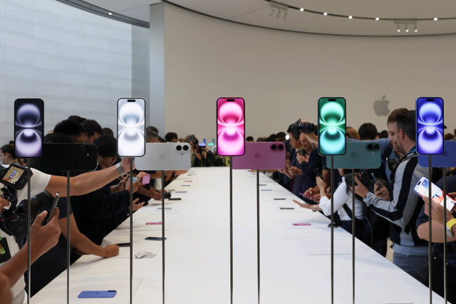 iPhone 16 yang dipamerkan setelah acara "It's Glowtime" Apple di Cupertino, California, Senin (9/9/2024). Foto: Juliana Yamada/AP PHOTO