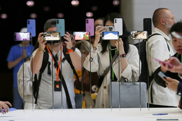 iPhone 16 yang dipamerkan setelah acara "It's Glowtime" Apple di Cupertino, California, Senin (9/9/2024). Foto: Juliana Yamada/AP PHOTO