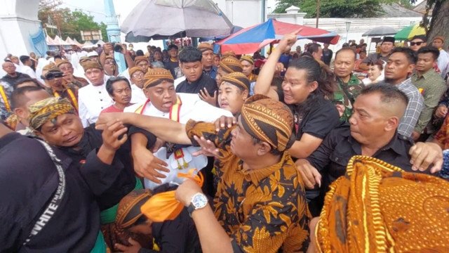 Warga terlibat kericuhan saat acara sekaten Keraton Kasunanan di Surakarta, Jawa Tengah, Senin (9/9/2024). Foto: Dok. Istimewa