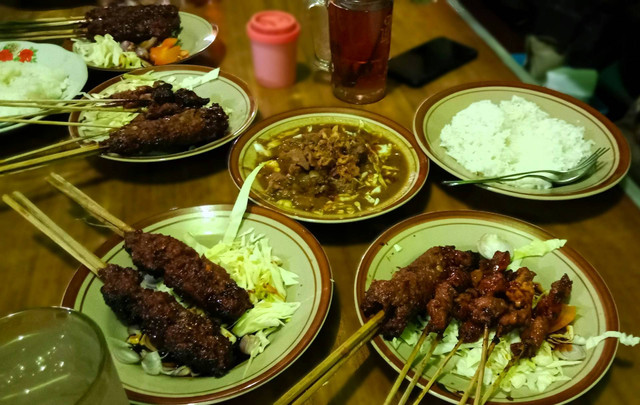 Kuliner Malam Rembang. Foto hanya ilustrasi, bukan tempat sebenarnya. Sumber: unsplash.com/Inna Safa.