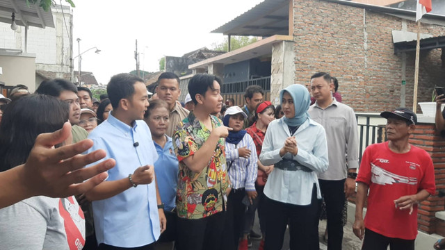 Wakil Presiden terpilih Gibran Rakabuming Raka berbincang bersama warga saat melakukan blusukan bersama cawalkot dan Cawawali Solo Respati Ardi-Astrid Widayani di Kelurahan Sondakan, Pasar Kliwon Solo, Selasa (10/9/2024). Foto: Dok. kumparan