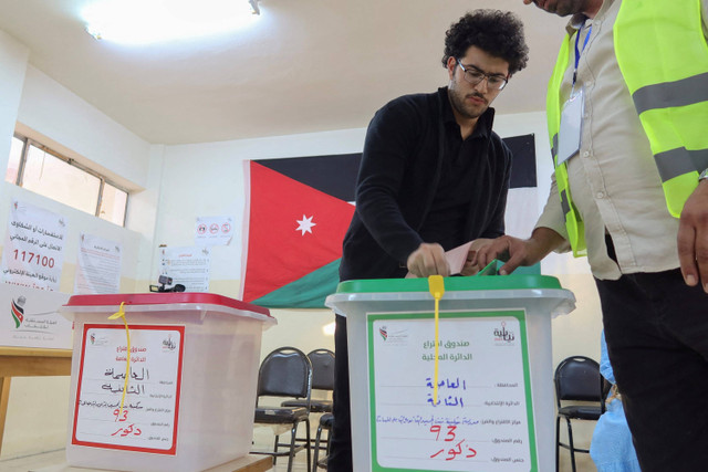 Warga memberikan suaranya di tempat pemungutan suara selama pemilihan parlemen di Amman, Yordania, Selasa (10/9/2024). Foto: Jehad Shelbak/REUTERS