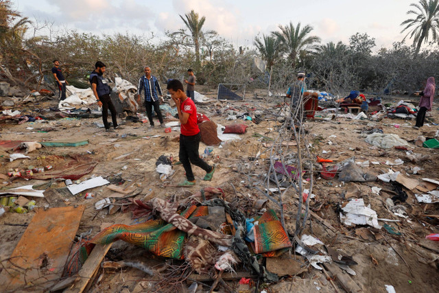 Warga Palestina memeriksa kondisi kamp pengungsi yang hancur usai serangan udara Israel di daerah Al-Mawasi, Khan Younis, Jalur Gaza, Selasa (10/9/2024). Foto: Mohammed Salem / REUTERS