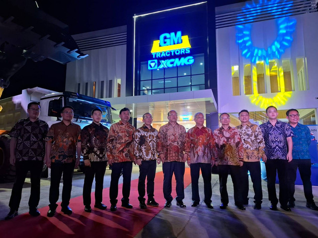 Jajaran PT. Gaya Makmur Tractor pose bersama usai peresmian kantor baru di Kendari. Foto: Dok kendarinesia.