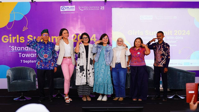 Dwi Yuliawati Faiz, Head of Programmes UN Women ketiga dari kiri dalam acara Girls Summit 2024, Sabtu (7/9). Foto: Dok. Plan Indonesia