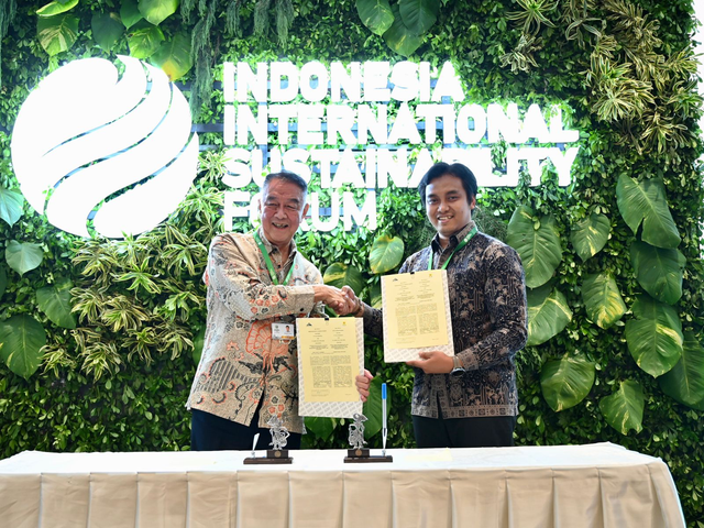 Penandatanganan MoU pengembangan infrastruktur kendaraan listrik yang ditandatangani oleh VP Pengembangan dan Komersialisasi Produk Niaga, Rudiana Nurhadian (kanan) dan Direktur Utama PT Utomo Charge+ Indonesia, Anthony Utomo (kiri) pada Indonesia International Sustainability Forum (IISF) 2024 di Jakarta Convention Center, Kamis (5/9/2024). Foto: Dok. PLN