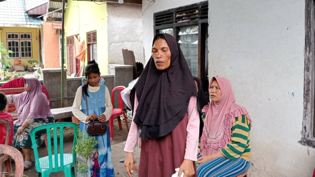 Eli Malina (45 tahun), ibu Nia Kurnia Sari (18), gadis penjual gorengan yang ditemukan tewas di Padang Pariaman, Sumbar. Foto: Dok. kumparan