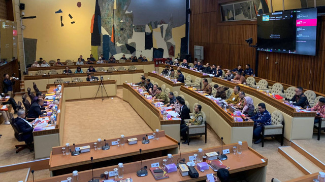 Suasana rapat kerja Komisi II DPR RI bersama KPU, Bawaslu, dan DKPP di ruang rapat Komisi II DPR, Senayan, Jakarta, Selasa (10/9/2024). Foto: Luthfi Humam/kumparan